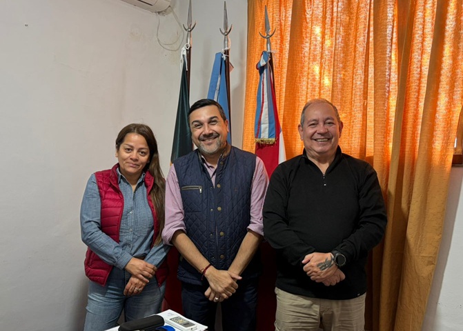 Autoridades de la Asociación Artiguista de Puerto Yeruá se reunieron con el director departamental de Educación